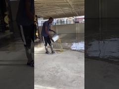 Revestimento de flocos de epoxi: adicione cor e textura aos seus pisos